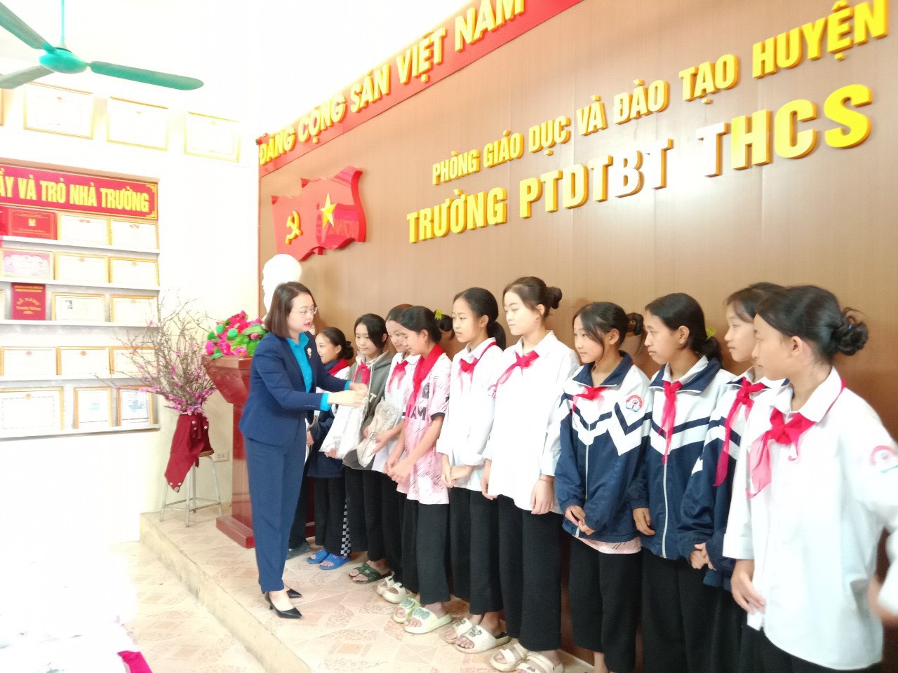 Công đoàn Viên chức tỉnh Điện Biên tổ chức trao quà Tết tại Trường Phổ thông dân tộc bán trú Trung học cơ sở Na Sang và Trung tâm Y tế huyện Mường Chà
