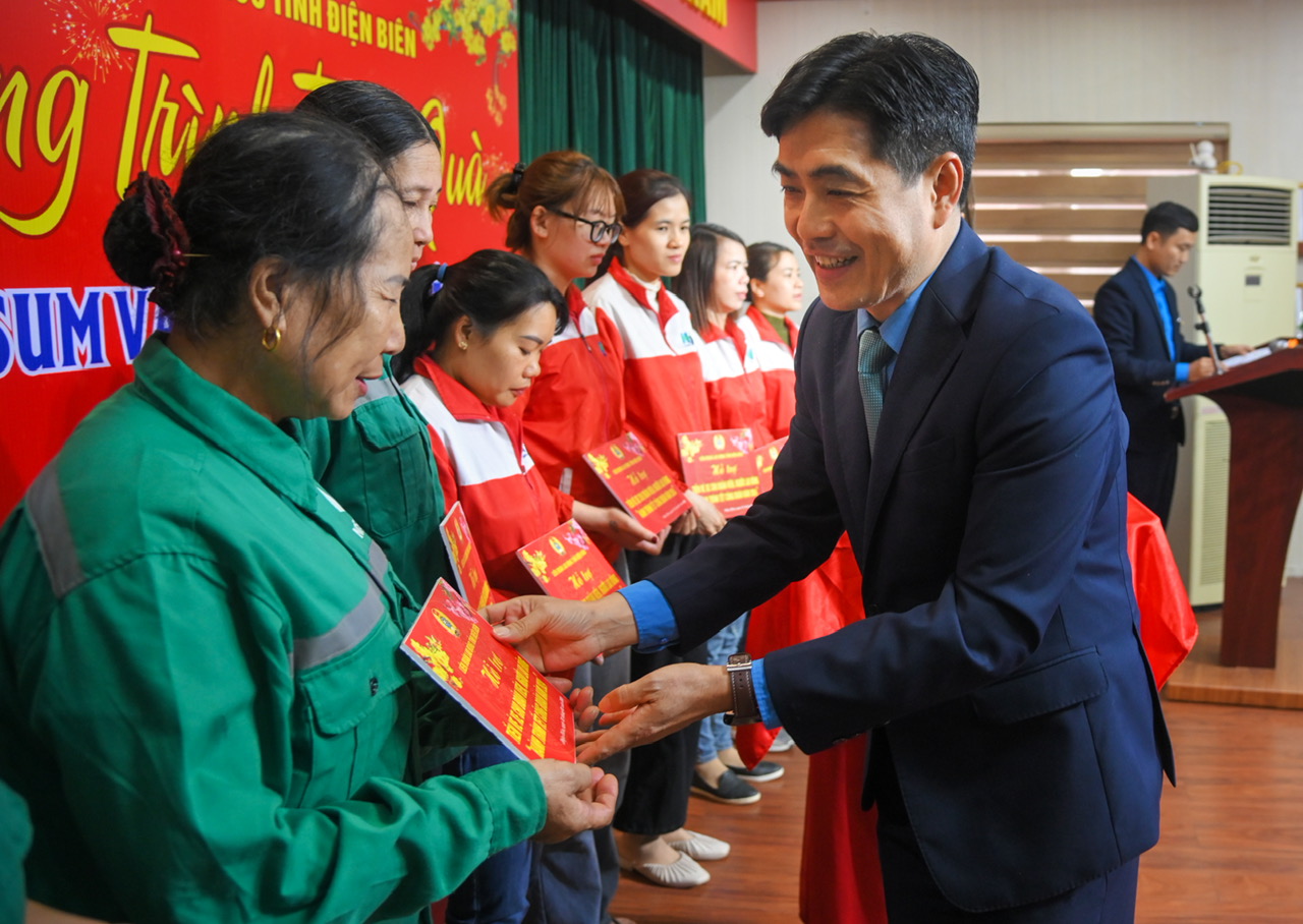 Công đoàn Viên chức tỉnh Điện Biên tổ chức Chương trình “Tết Sum vầy - Xuân chia sẻ”, gặp mặt đoàn viên, người lao động nhân dịp Tết Nguyên đán Giáp Thìn - 2024.