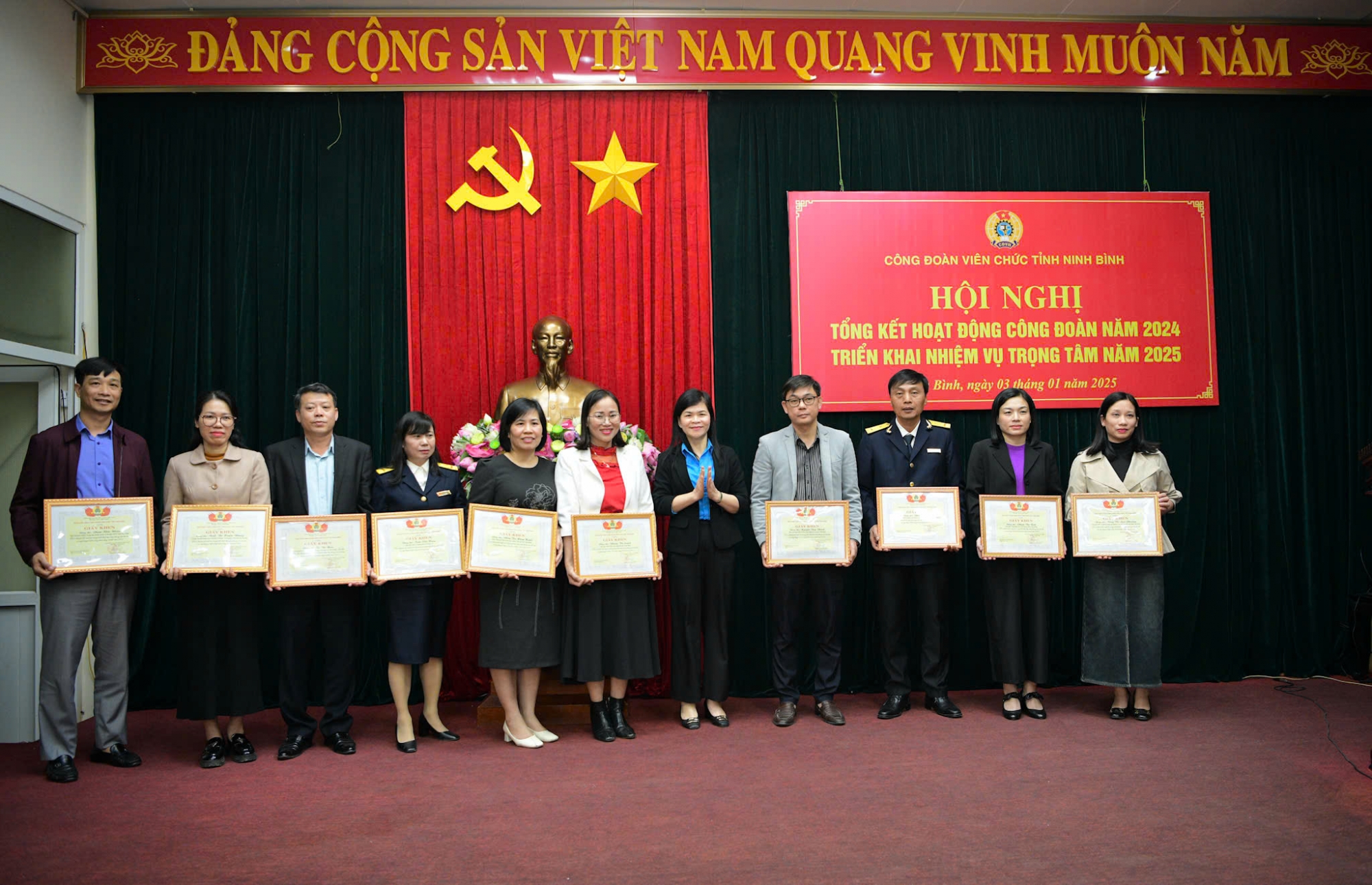 /upload/image/Tin%20tinh%20-%20thanh%20pho/2025/Thang%201/Khen%20Thu%E1%BB%9Fng%20CDVC%202.jpg