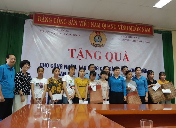Khối thi đua II thuộc Công đoàn Viên chức Việt Nam thăm và trao quà cho đoàn viên, người lao động có hoàn cảnh khó khăn nhân Tháng Công nhân năm 2020