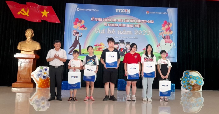 Công đoàn Thông tấn xã Việt Nam tổ chức chương trình tuyên dương học sinh giỏi cho con CBCCVCLĐ
