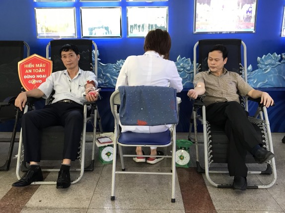Tập thể cán bộ, đoàn viên Công đoàn Đài Tiếng nói Việt Nam tham gia hiến máu trong mùa dịch Covid-19
