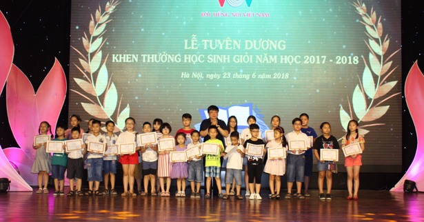 Công đoàn Đài Tiếng nói Việt Nam trao thưởng các cháu học sinh giỏi năm học 2017 – 2018