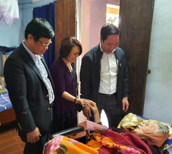 Công đoàn Bộ Ngoại giao chúc tết Mẹ Việt Nam anh hùng tại Thái Bình và Hà Nam