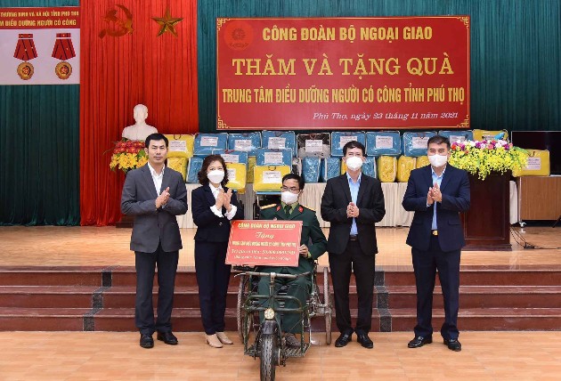 Bộ Ngoại giao trao quà cho các thương, bệnh binh tại tỉnh Phú Thọ
