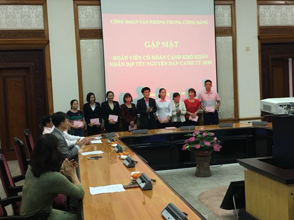 Công đoàn Văn phòng Trung ương Đảng gặp mặt, tặng quà cho đoàn viên có hoàn cảnh khó khăn nhân dịp Tết nguyên đán Canh Tý