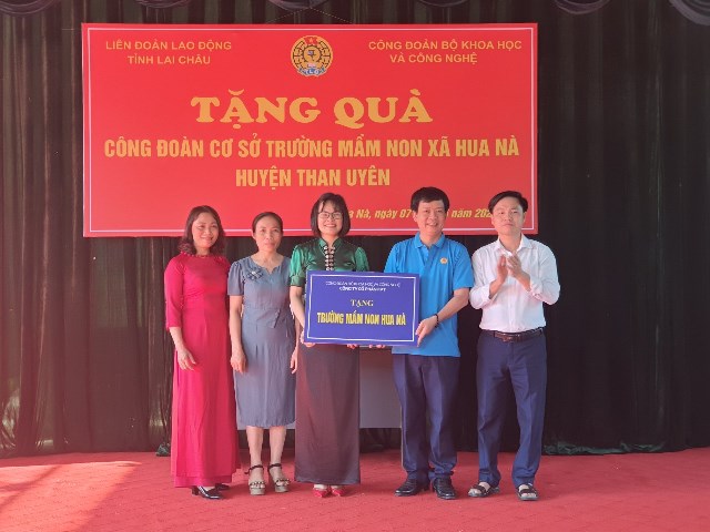 Công đoàn Bộ Khoa học và Công nghệ thực hiện Chương trình về nguồn và tặng quà tại Điện Biên và Lai Châu
