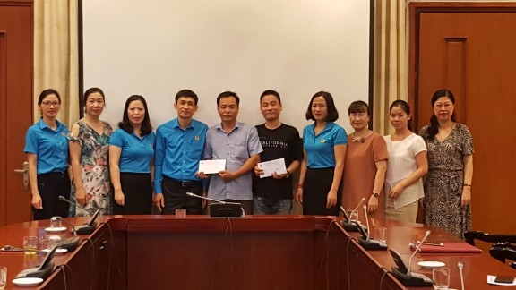 Công đoàn Viện Hàn lâm Khoa học xã hội Việt Nam thăm và tặng quà cho đoàn viên có hoàn cảnh khó khăn