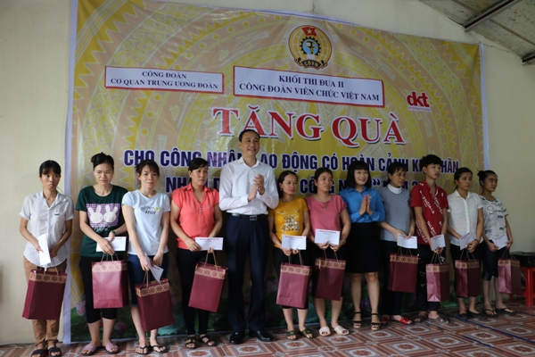 Khối thi đua II Công đoàn viên chức Việt Nam tặng quà cho công nhân