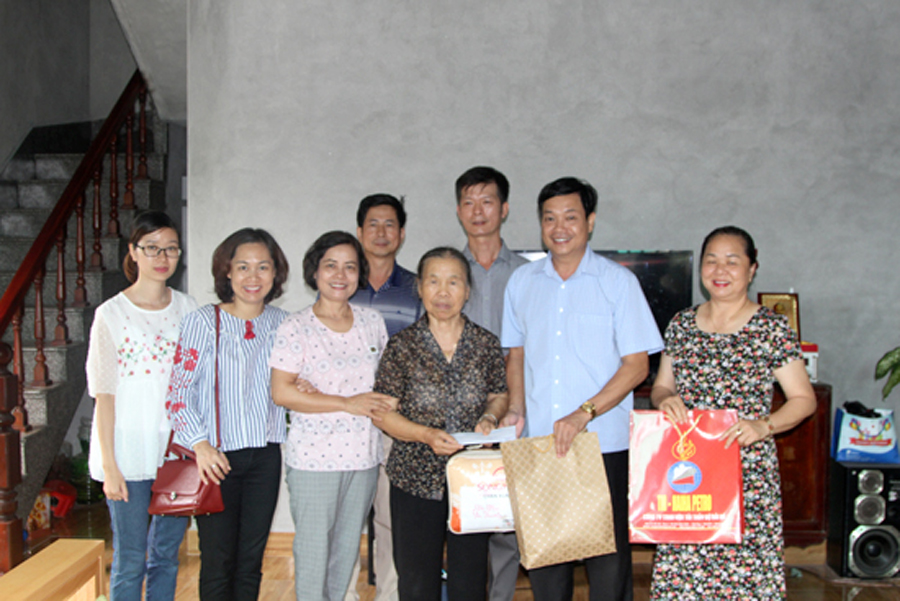 Đài THVN thăm và tặng quà các Mẹ Việt Nam anh hùng