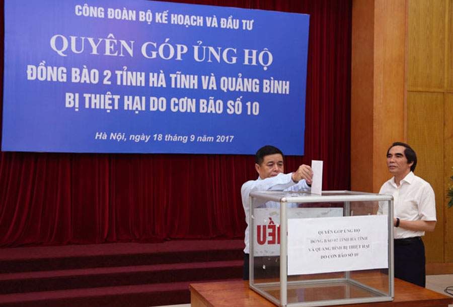 Cán bộ, đoàn viên CĐ Bộ Kế hoạch và Đầu tư ủng hộ 500 triệu cho đồng bào tại Hà Tĩnh và Quảng Bình