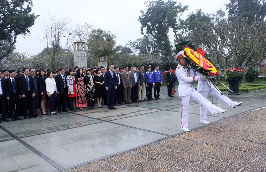 Công đoàn Bộ KH&CN tổ chức Lễ dâng hương tưởng niệm Chủ tịch Hồ Chí Minh và các Anh hùng