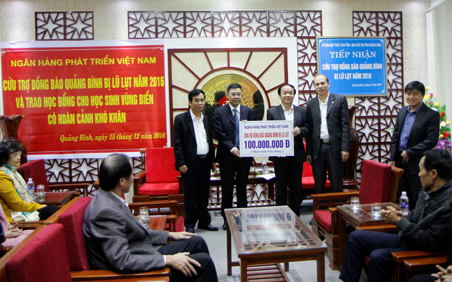 CĐ Ngân hàng phát triển Việt Nam trao tiền hỗ trợ đồng bào vùng lũ 4 tỉnh miền Trung