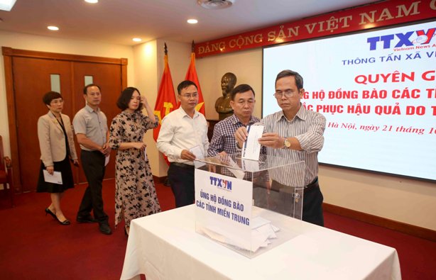 Thông tấn xã Việt Nam quyên góp ủng hộ đồng bào miền Trung