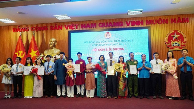 Thừa Thiên Huế biểu dương 17 gia đình cán bộ, công chức, viên chức tiêu biểu, giai đoạn 2017-2022