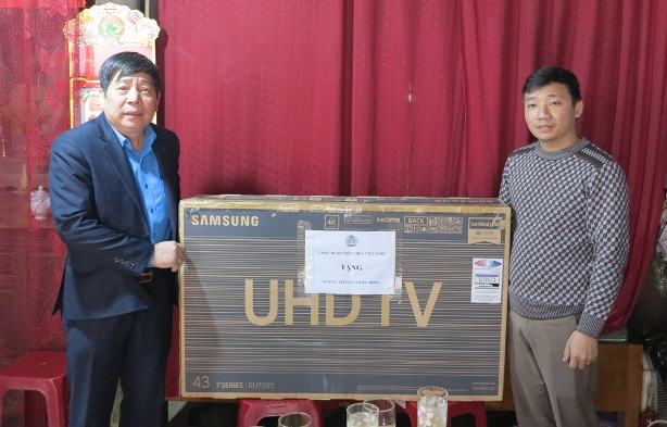 CĐVC tỉnh Quảng Bình: Thăm, tặng quà cho gia đình đoàn viên có hoàn cảnh khó khăn