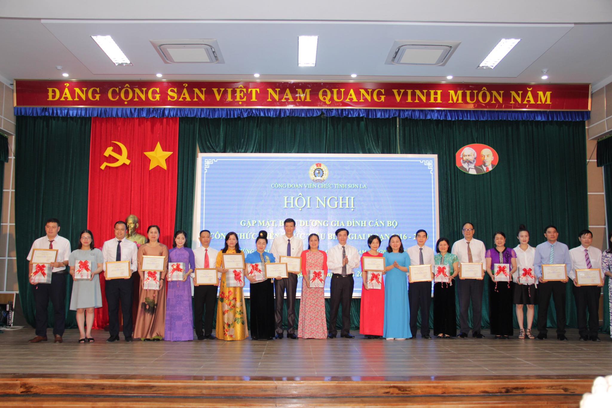Công đoàn Viên chức tỉnh Sơn La tổ chức gặp mặt biểu dương gia đình tiêu biểu giai đoạn 2016-2020