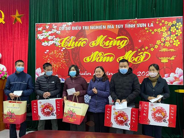 Công đoàn Viên chức tỉnh Sơn La thăm hỏi, tặng quà chúc tết các đơn vị trong Khối, tặng 43 quà cho đoàn viên có hoàn cảnh khó khăn nhân dịp tết nguyên đán Nhâm dần 2022