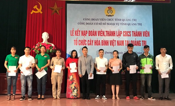 CĐVC tỉnh Quảng Trị tổ chức kết nạp đoàn viên, thành lập CĐCS thành viên Tổ chức Cây Hòa bình Việt Nam tại Quảng Trị