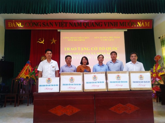 Công đoàn Viên chức tỉnh Hòa Bình trao tặng 1.500 lá cờ tổ quốc  cho nhân dân xã Nhân Nghĩa