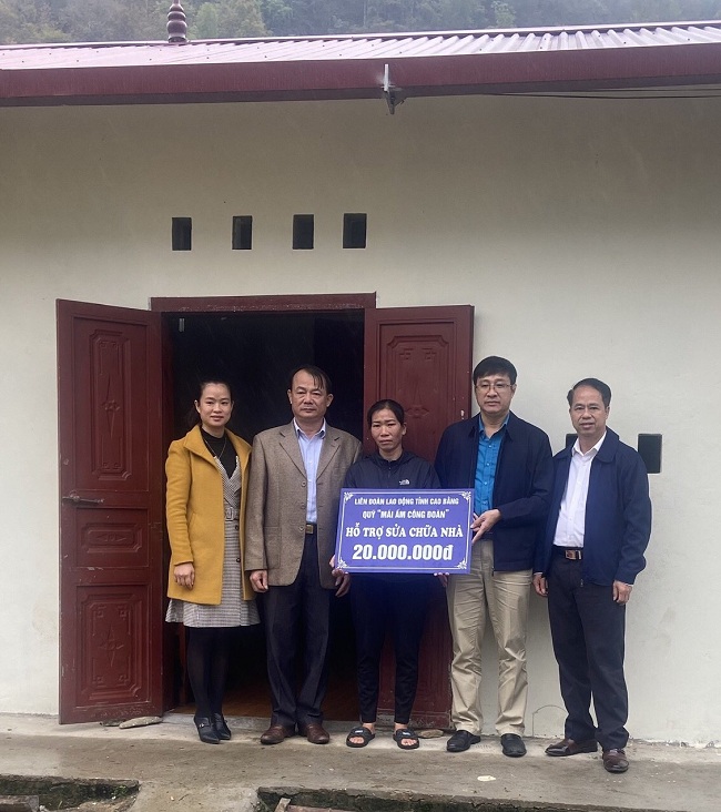 Công đoàn Viên chức tỉnh Cao Bằng trao kinh phí hỗ trợ sửa, làm nhà mới từ nguồn “Quỹ xã hội” Liên đoàn Lao động tỉnh