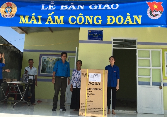 Công đoàn Viên chức tỉnh Bình Thuận trao nhà "Mái ấm Công đoàn"