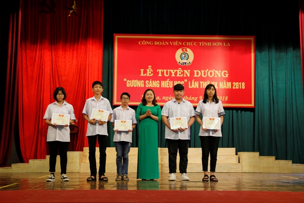 CĐVC tỉnh Sơn La tổ chức lễ tuyên dương “Gương sáng hiếu học”  lần thứ 15