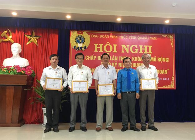 CĐVC tỉnh Quảng Nam: 32 cán bộ, đoàn viên công đoàn được kết nạp vào Đảng trong 6 tháng đầu năm 2018