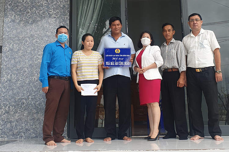 Công đoàn Viên chức tỉnh Bình Định trao kinh phí hỗ trợ xây Nhà “Mái ấm công đoàn” năm 2021