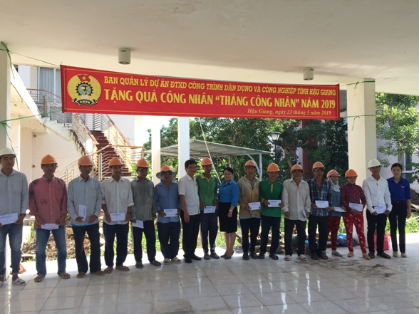 Công đoàn Viên chức tỉnh Hậu Giang tổ chức thăm hỏi tặng quà công nhân tại các công trường dịp “Tháng công nhân” năm 2019