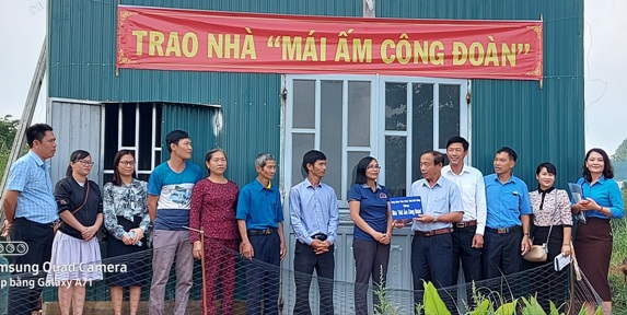 Công đoàn Viên chức tỉnh Đăk Nông tổ chức trao nhà “Mái ấm công đoàn” cho đoàn viên