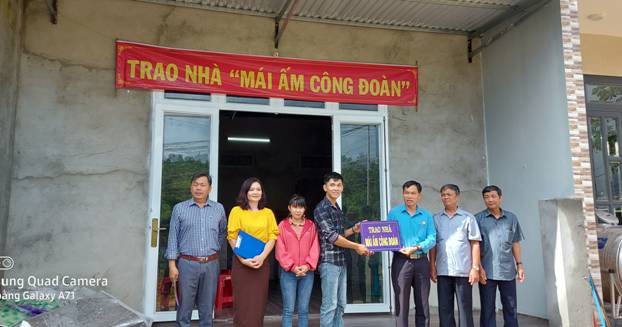 Công đoàn Viên chức tỉnh Đăk Nông trao nhà “Mái ấm công đoàn” cho đoàn viên
