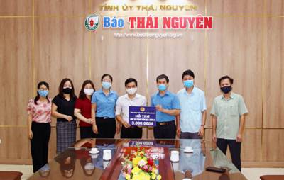 Công đoàn Viên chức tỉnh Thái Nguyên thăm, tặng quà đoàn viên tham gia chống dịch COVID-19