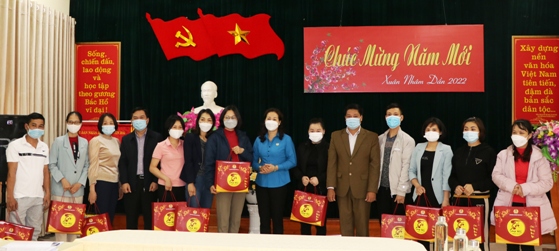 CĐVC tỉnh Yên Bái trao quà cho đoàn viên có hoàn cảnh khó khăn