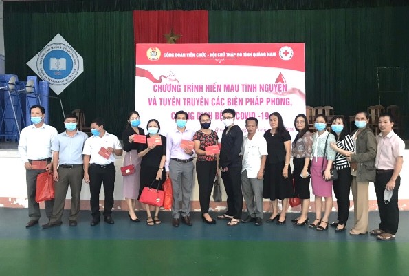 CĐVC tỉnh Quảng Nam phối hợp tổ chức hiến máu tình nguyện và tuyên truyền các biện pháp phòng chống dịch bệnh Covid-19
