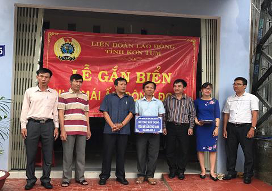 CĐVC tỉnh Kon Tum làm lễ gắn biển bàn giao nhà “Mái ấm công đoàn”