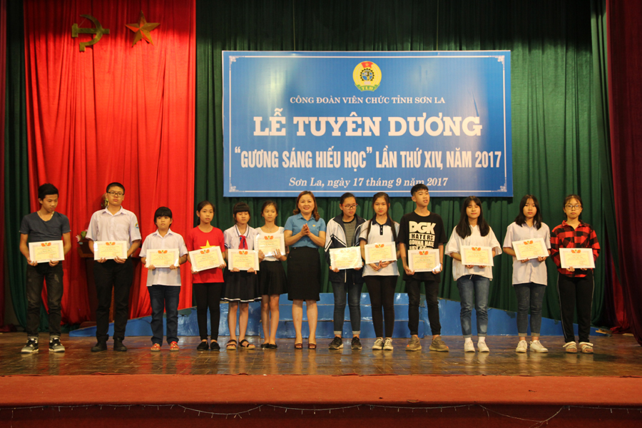 CĐVC tỉnh Sơn La tổ chức lễ tuyên dương “Gương sáng hiếu học” lần thứ 14
