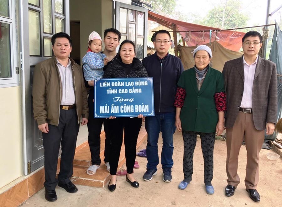 CĐVC tỉnh Cao Bằng trao tiền hỗ trợ xây nhà cho đoàn viên công đoàn
