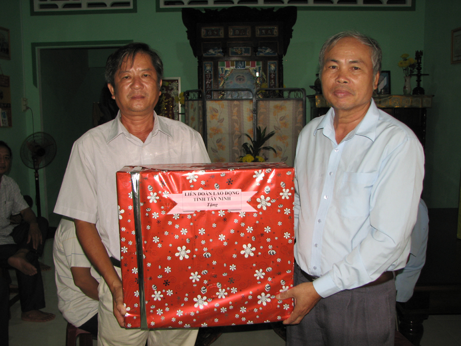 Công đoàn Viên chức tỉnh Tây Ninh trao tặng nhà ở “Mái ấm Công đoàn”