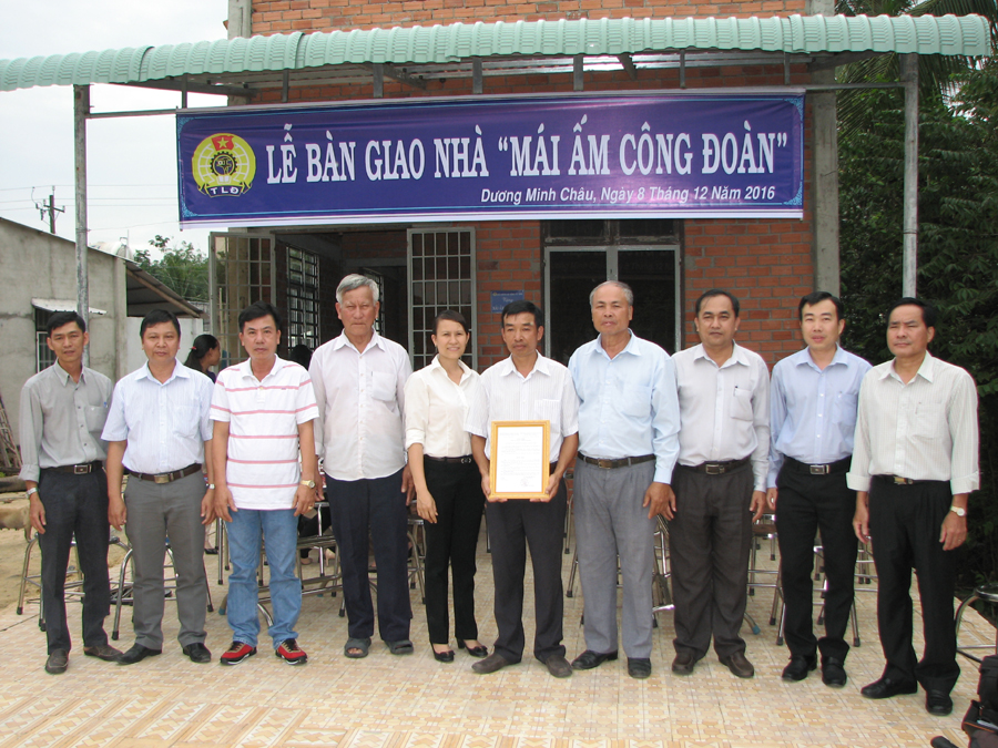 CĐVC tỉnh Tây Ninh trao tặng nhà ở Mái ấm Công đoàn