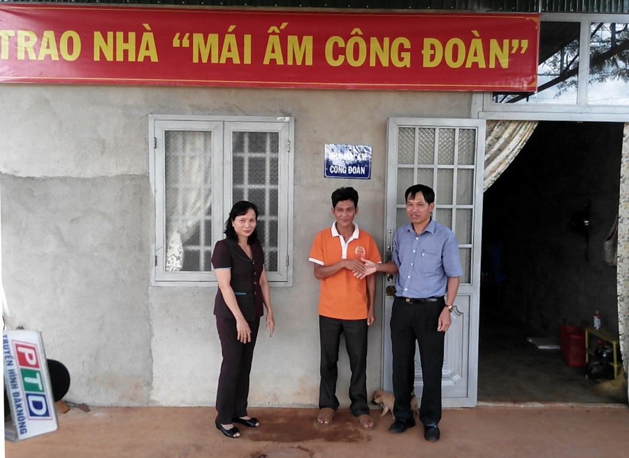 Trao nhà “Mái ấm công đoàn” cho đoàn viên công đoàn tại Đắk Nông