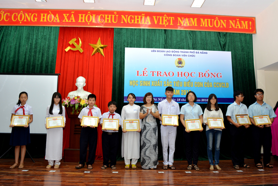 CĐVC thành phố Đà Nẵng Trao học bổng cho học sinh xuất sắc tiêu biểu con CCVCLĐ năm 2016