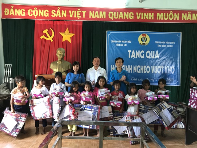Công đoàn Viên chức tỉnh Gia Lai phối hợp  với Công đoàn Viên chức tỉnh Bình Dương tặng quà  cho học sinh nghèo vượt khó