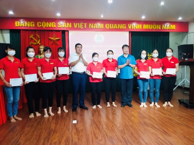 Công đoàn Viên chức tỉnh Điện Biên tổ chức Chương trình trao quà cho công nhân lao động nhân dịp Tháng Công nhân và Tháng An toàn vệ sinh lao động năm 2022