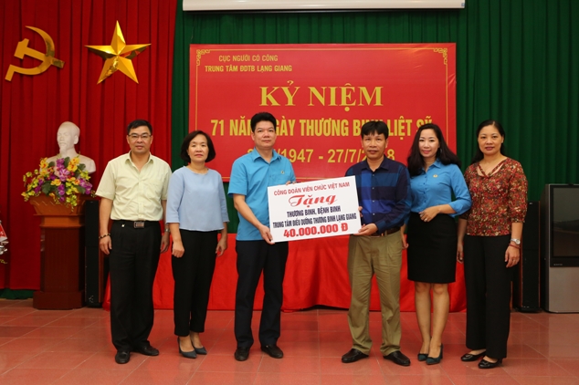 CĐVC Việt Nam thăm, tặng quà Trung tâm điều dưỡng Thương binh nặng Thái Đào, Lạng Giang, tỉnh Bắc Giang