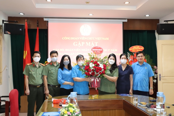 Chào mừng kỷ niệm 27 năm Ngày thành lập Công đoàn Viên chức Việt Nam