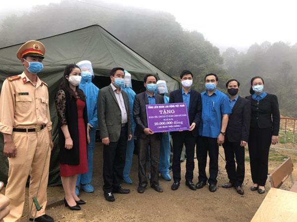 Đoàn công tác của Tổng Liên đoàn Lao động Việt Nam thăm, tặng quà cán bộ y tế, chiến sỹ làm nhiệm vụ phòng, chống dịch Covid-19 trên địa bàn tỉnh Lào Cai