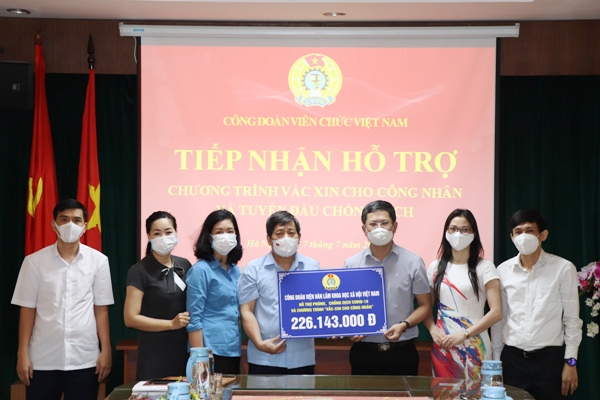 Công đoàn Viên chức Việt Nam tiếp nhận sự ủng hộ của các tập thể và cá nhân cho Chương trình “Vắc-xin cho công nhân”