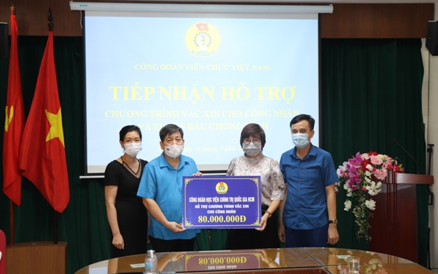 Công đoàn Viên chức Việt Nam tổ chức tiếp nhận hỗ trợ Chương trình Vắc xin cho công nhân và tuyến đầu chống dịch