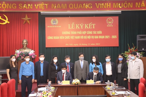 Công đoàn Viên chức Việt Nam và Bộ Nội vụ ký  kế hoạch phối hợp công tác năm 2022